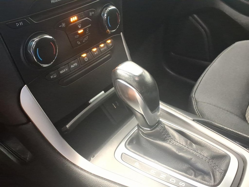 2018 Ford Edge Image 16