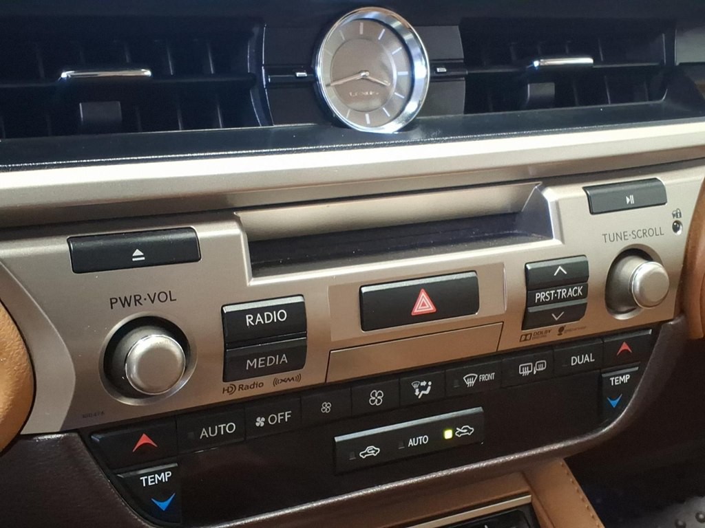 2016 Lexus ES 350 Image 16