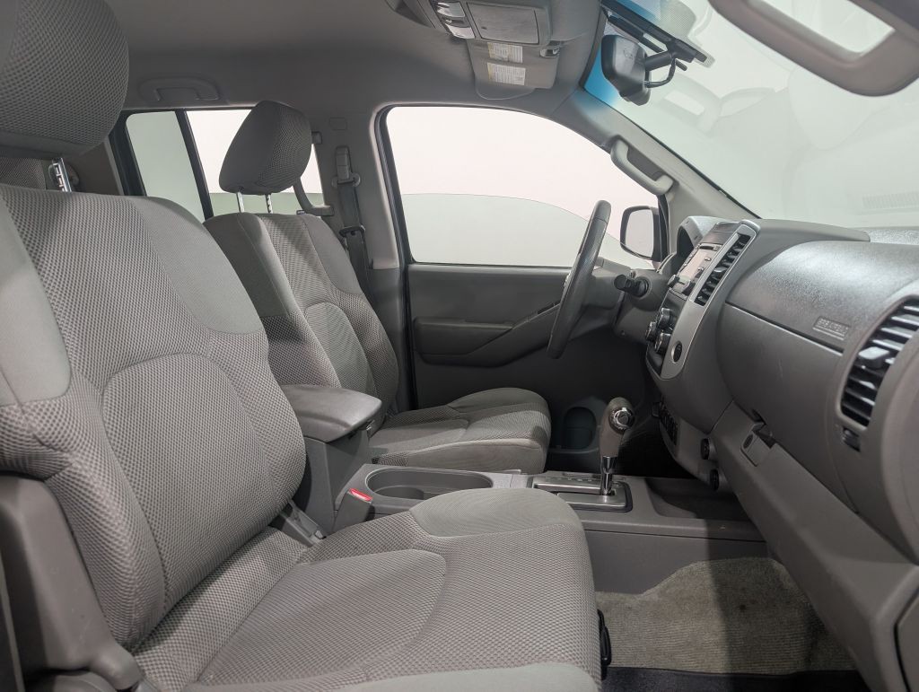 2014 Nissan Frontier Image 32