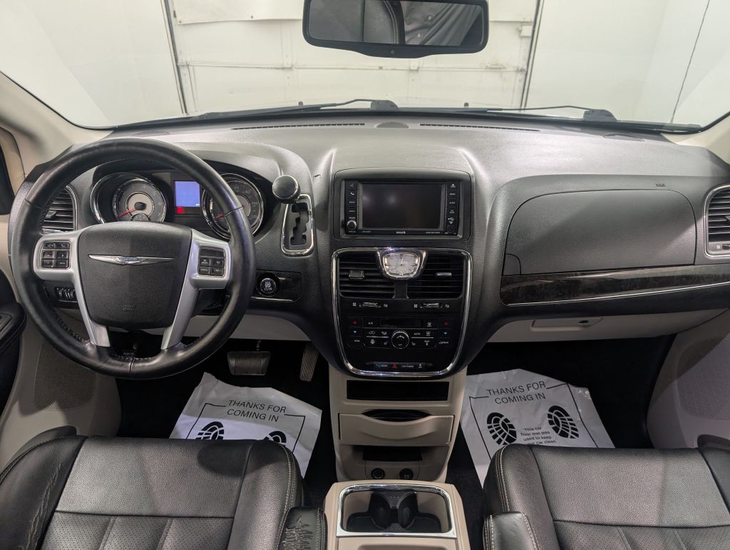 2014 Chrysler Town & Country Image 2