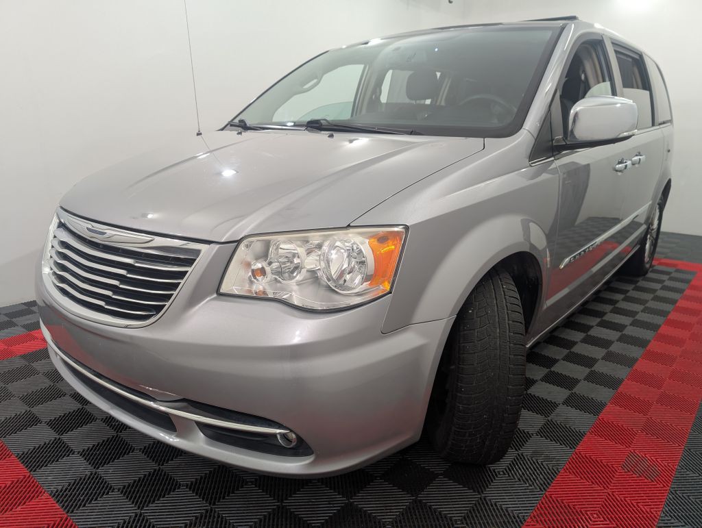 2014 Chrysler Town & Country Image 3