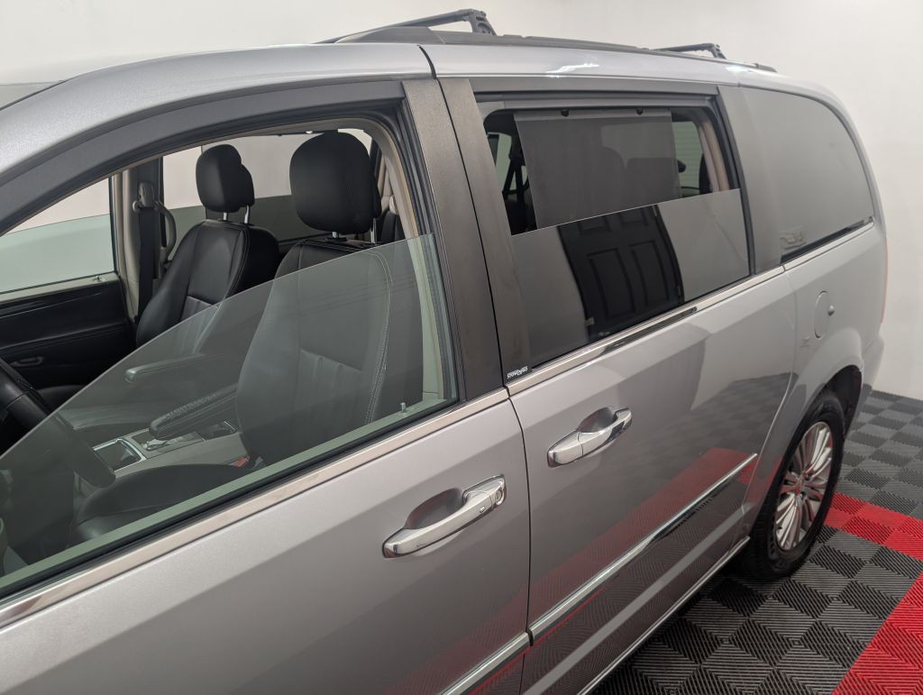 2014 Chrysler Town & Country Image 9