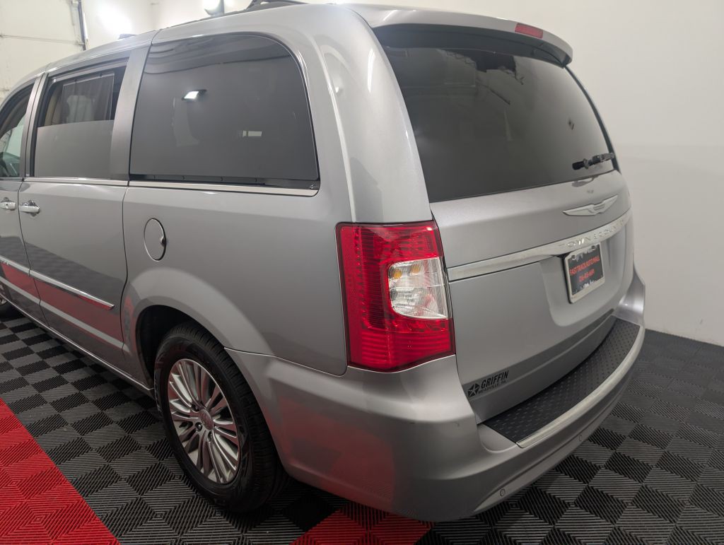 2014 Chrysler Town & Country Image 10