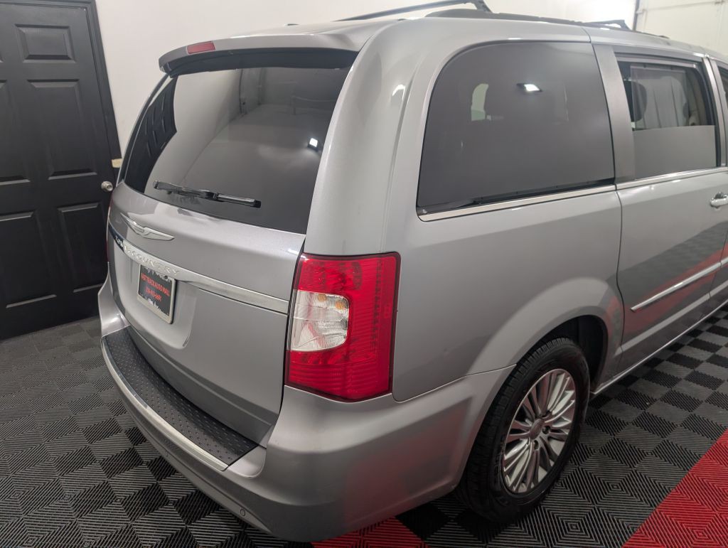 2014 Chrysler Town & Country Image 14