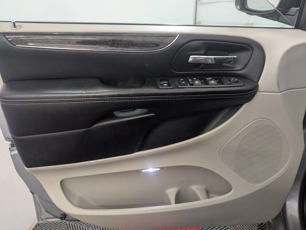 2014 Chrysler Town & Country Image 15