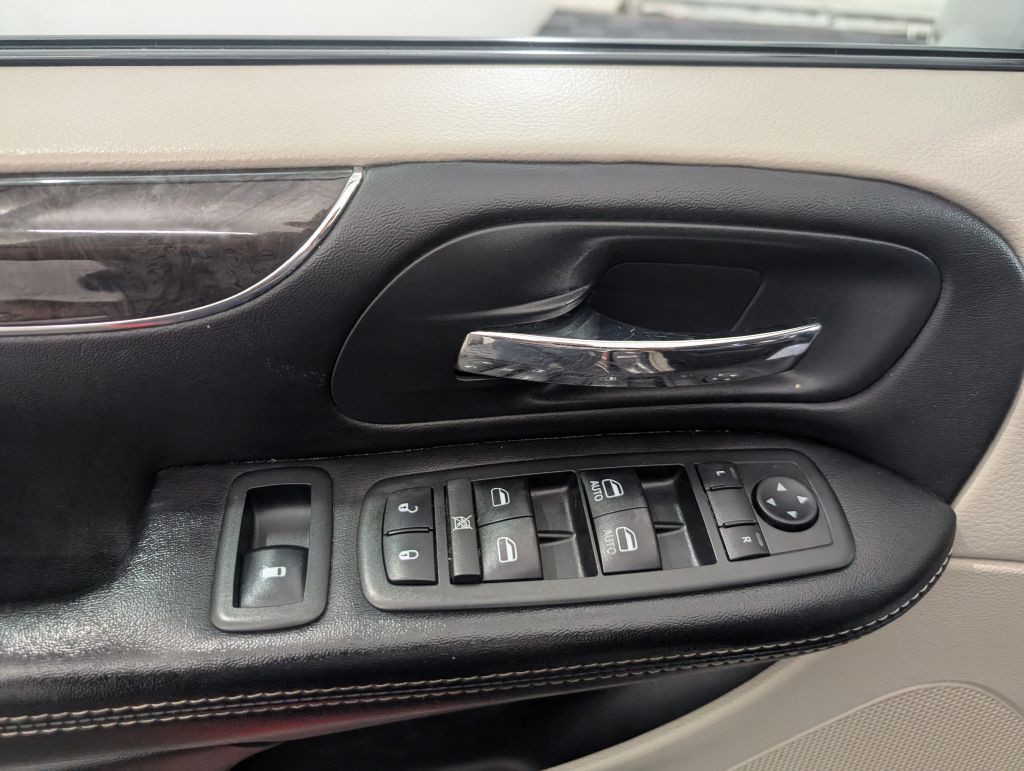 2014 Chrysler Town & Country Image 16