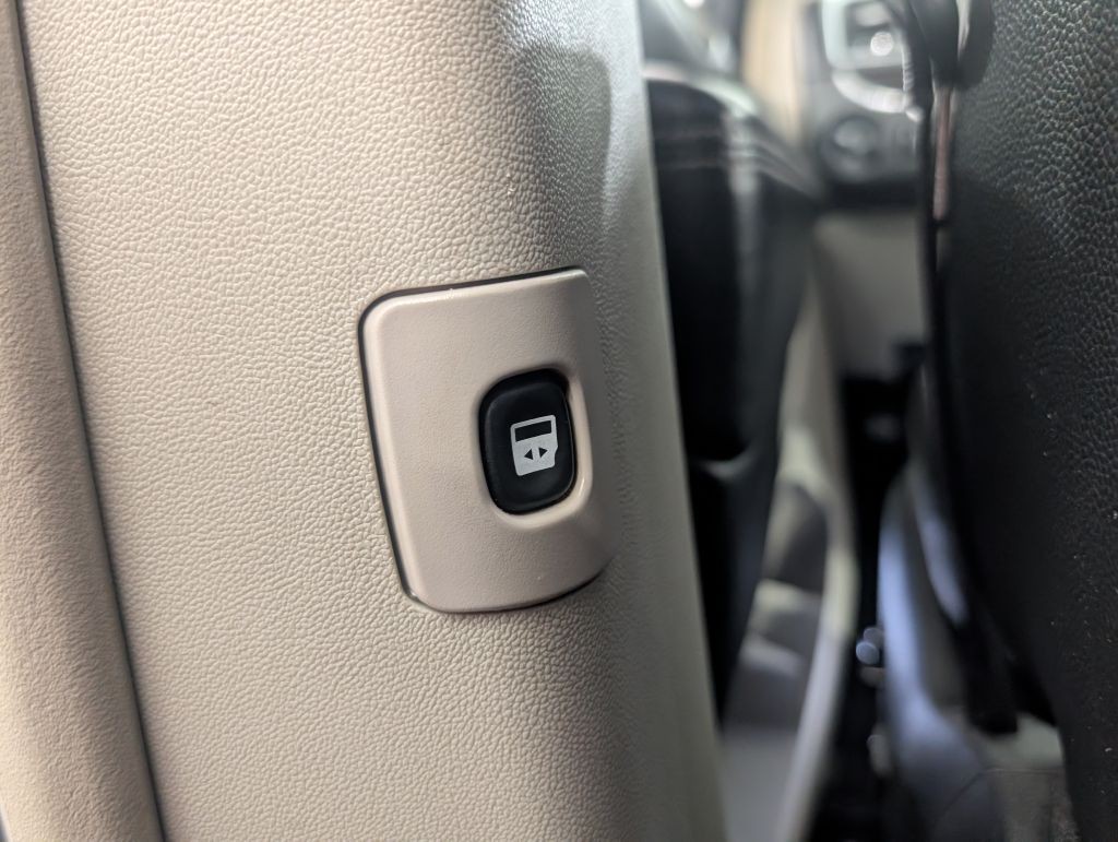2014 Chrysler Town & Country Image 21