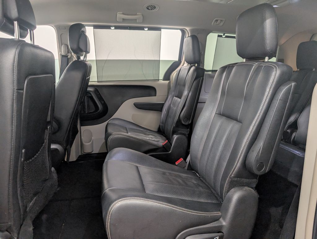 2014 Chrysler Town & Country Image 22