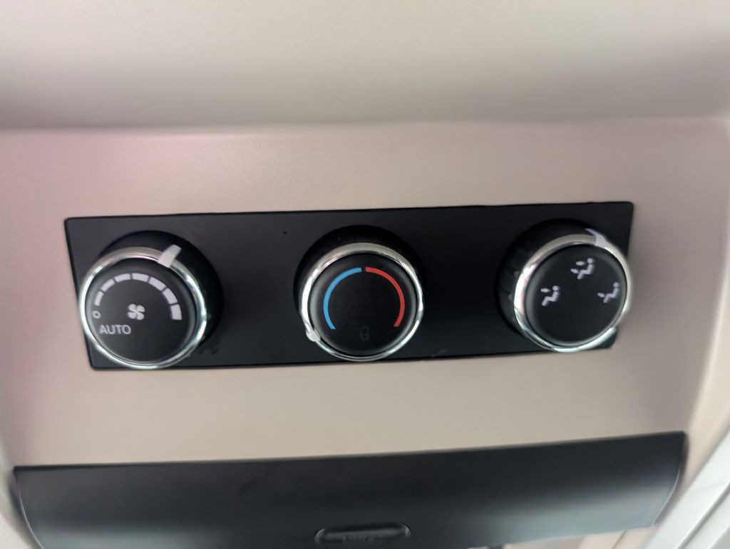 2014 Chrysler Town & Country Image 26