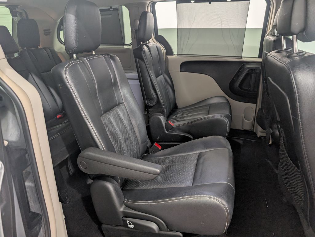 2014 Chrysler Town & Country Image 33