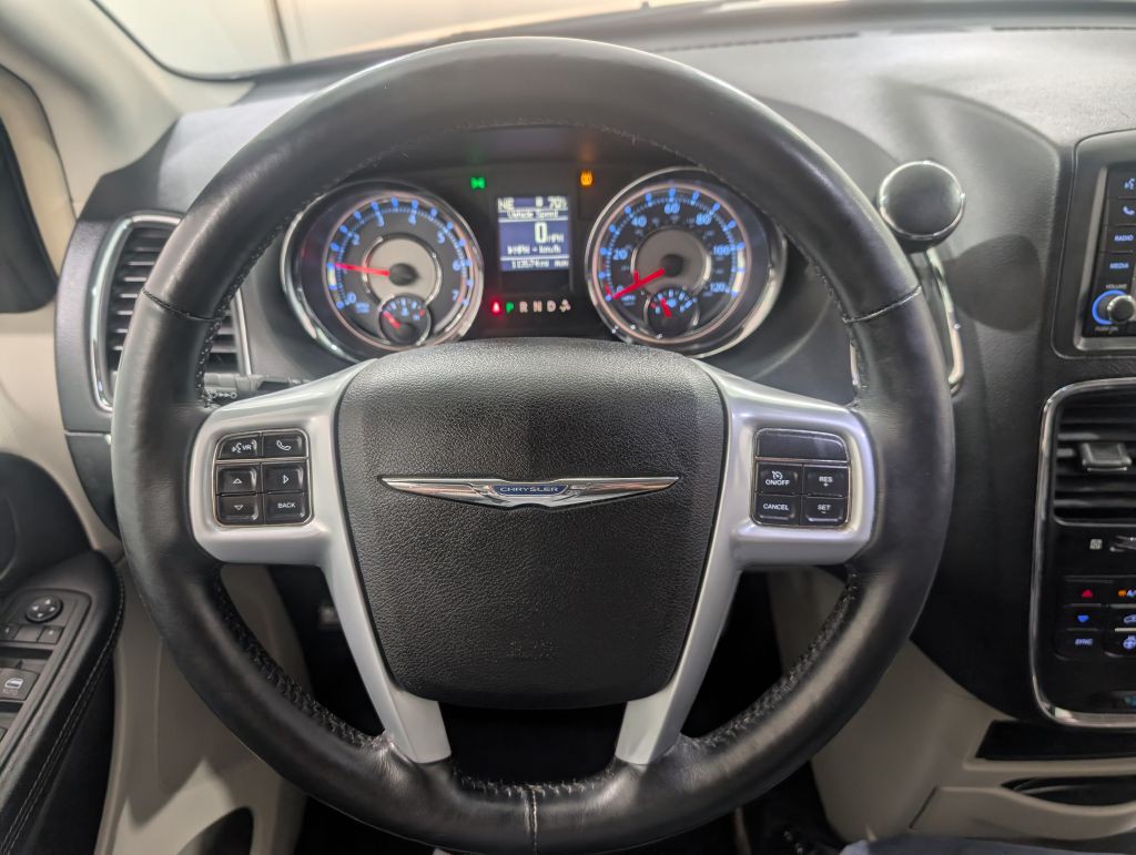2014 Chrysler Town & Country Image 36