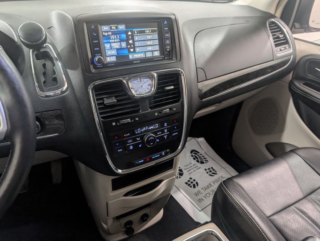 2014 Chrysler Town & Country Image 42