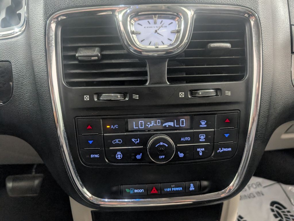 2014 Chrysler Town & Country Image 43