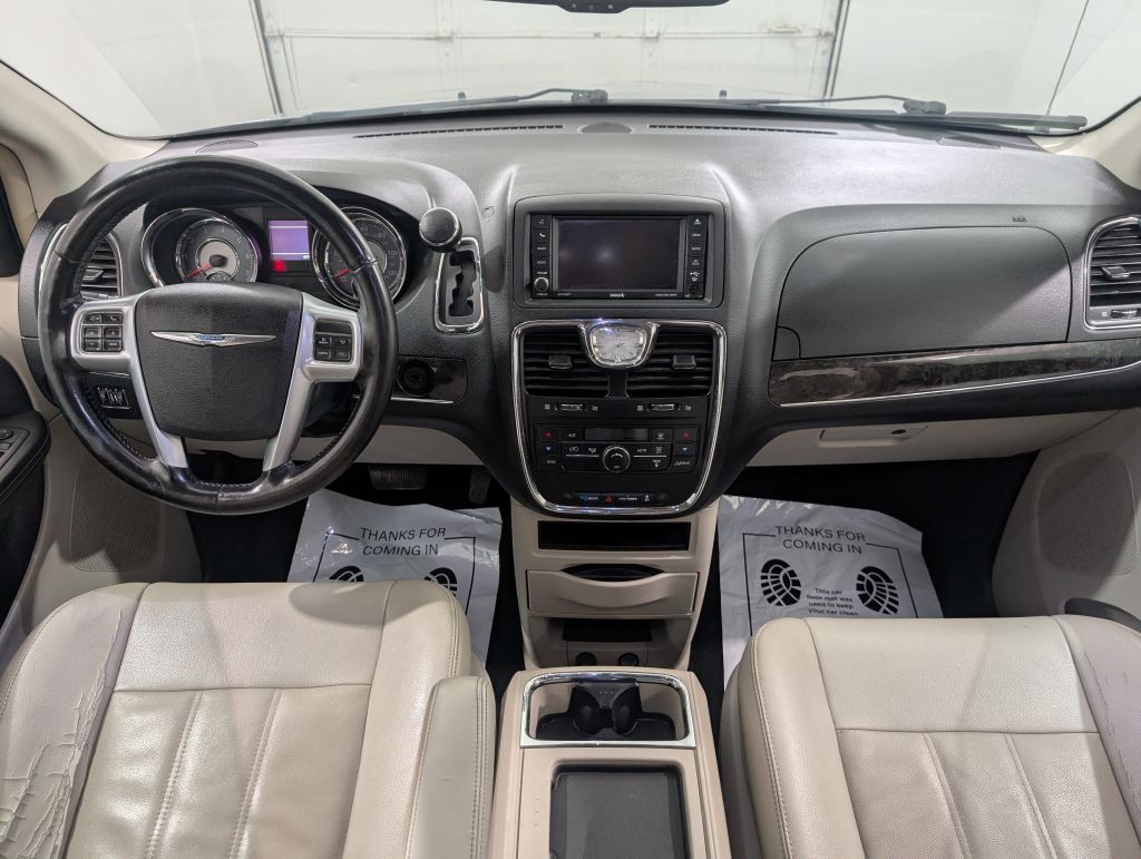 2013 Chrysler Town & Country Image 2