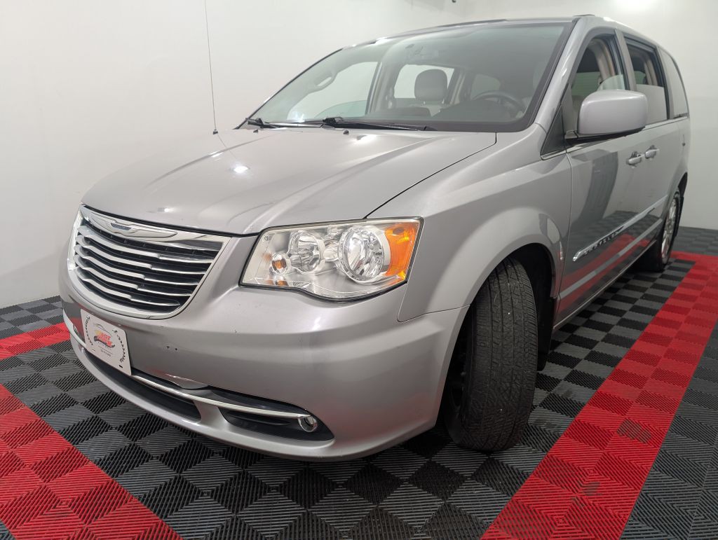 2013 Chrysler Town & Country Image 3