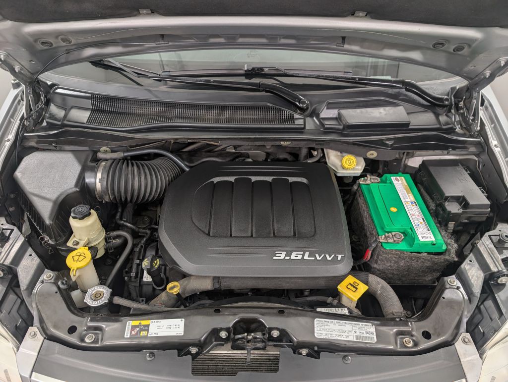 2013 Chrysler Town & Country Image 4