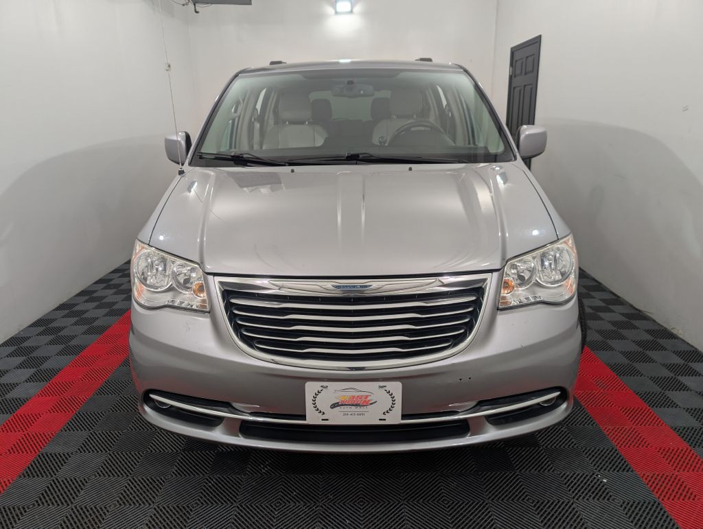 2013 Chrysler Town & Country Image 5