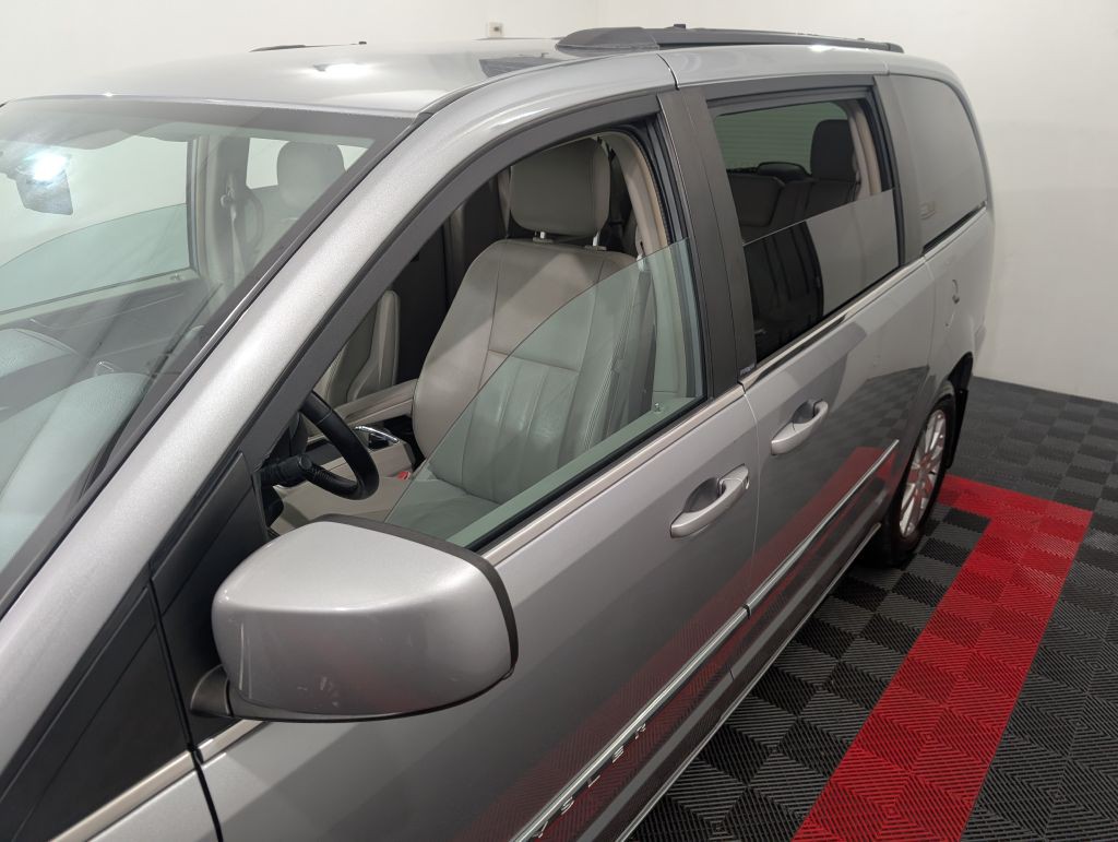 2013 Chrysler Town & Country Image 6