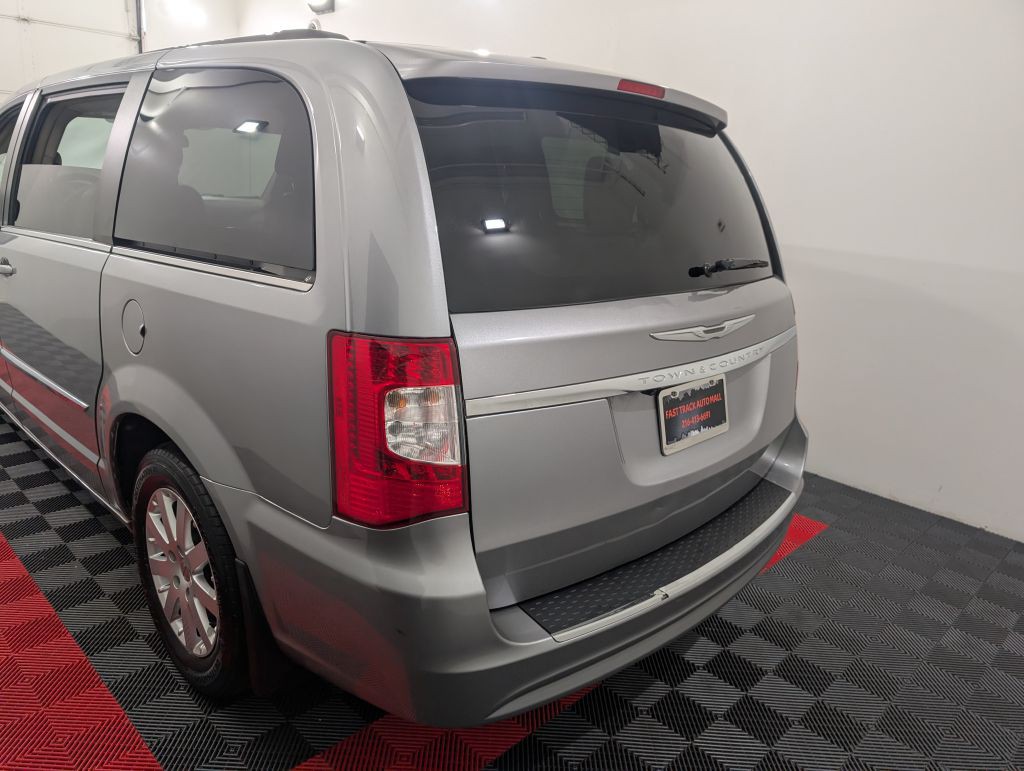 2013 Chrysler Town & Country Image 7