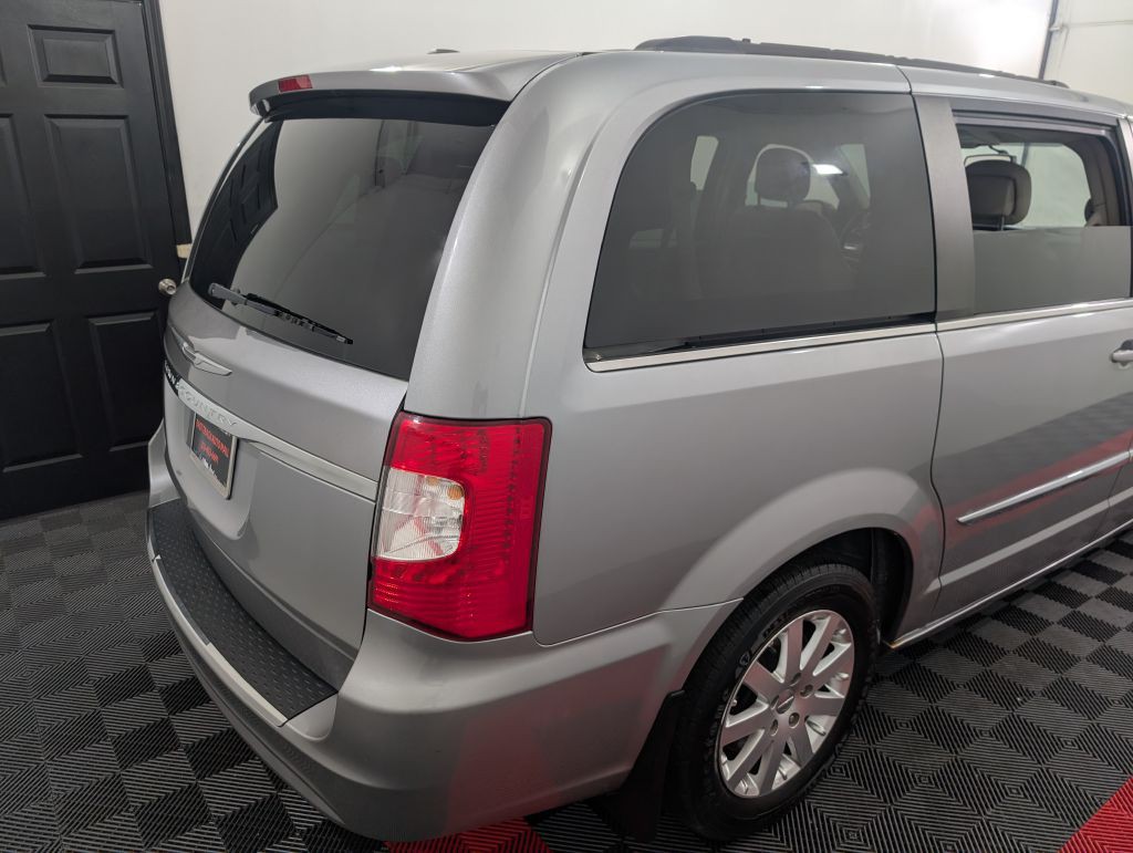 2013 Chrysler Town & Country Image 10