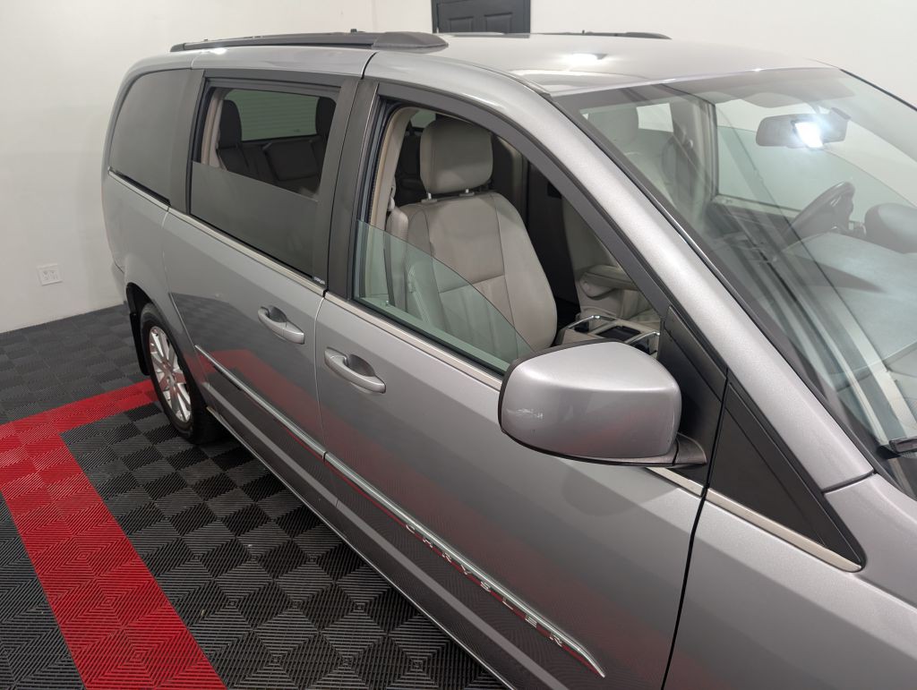 2013 Chrysler Town & Country Image 11