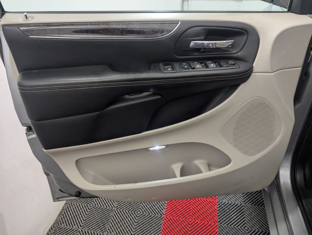 2013 Chrysler Town & Country Image 15