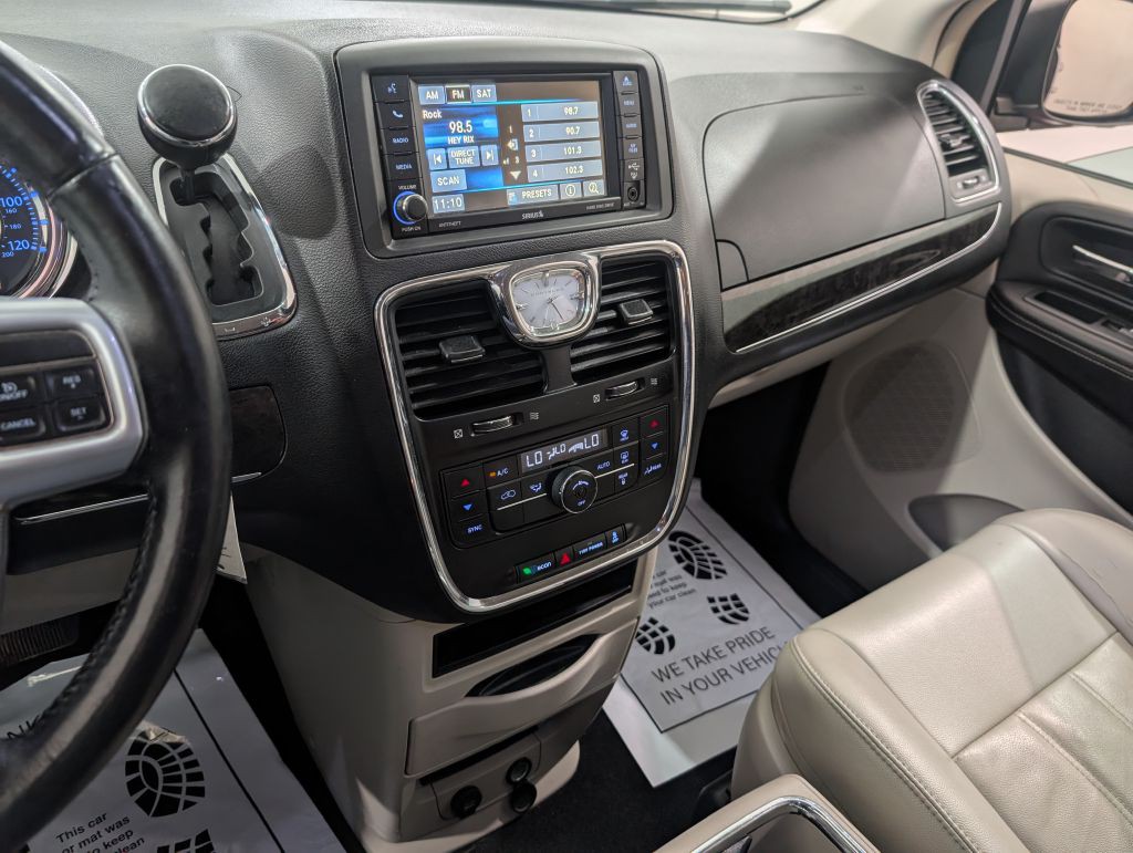 2013 Chrysler Town & Country Image 18