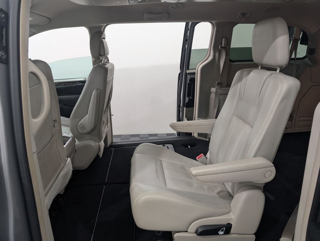 2013 Chrysler Town & Country Image 19