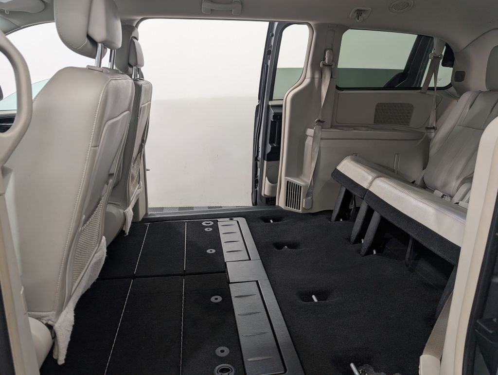 2013 Chrysler Town & Country Image 21