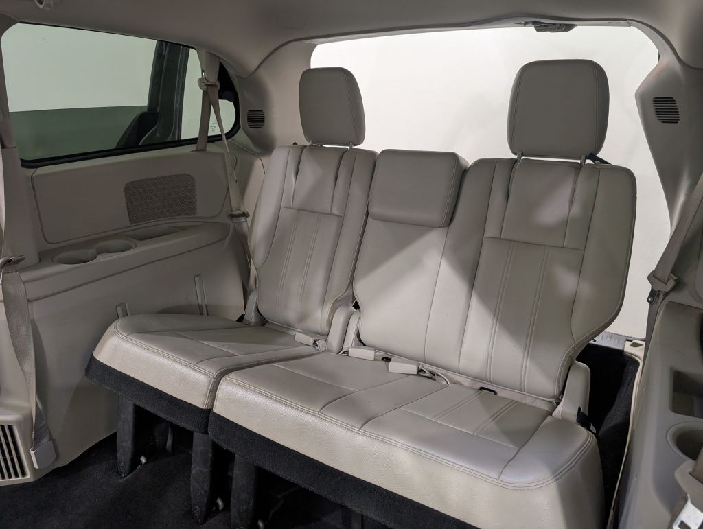 2013 Chrysler Town & Country Image 22