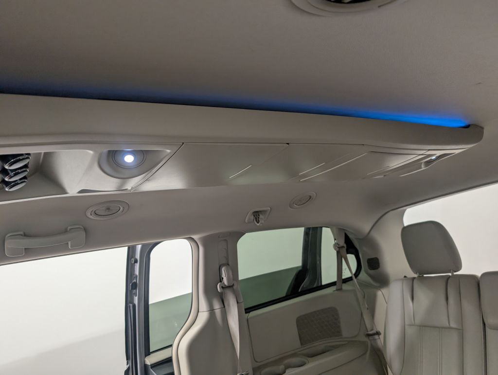 2013 Chrysler Town & Country Image 23