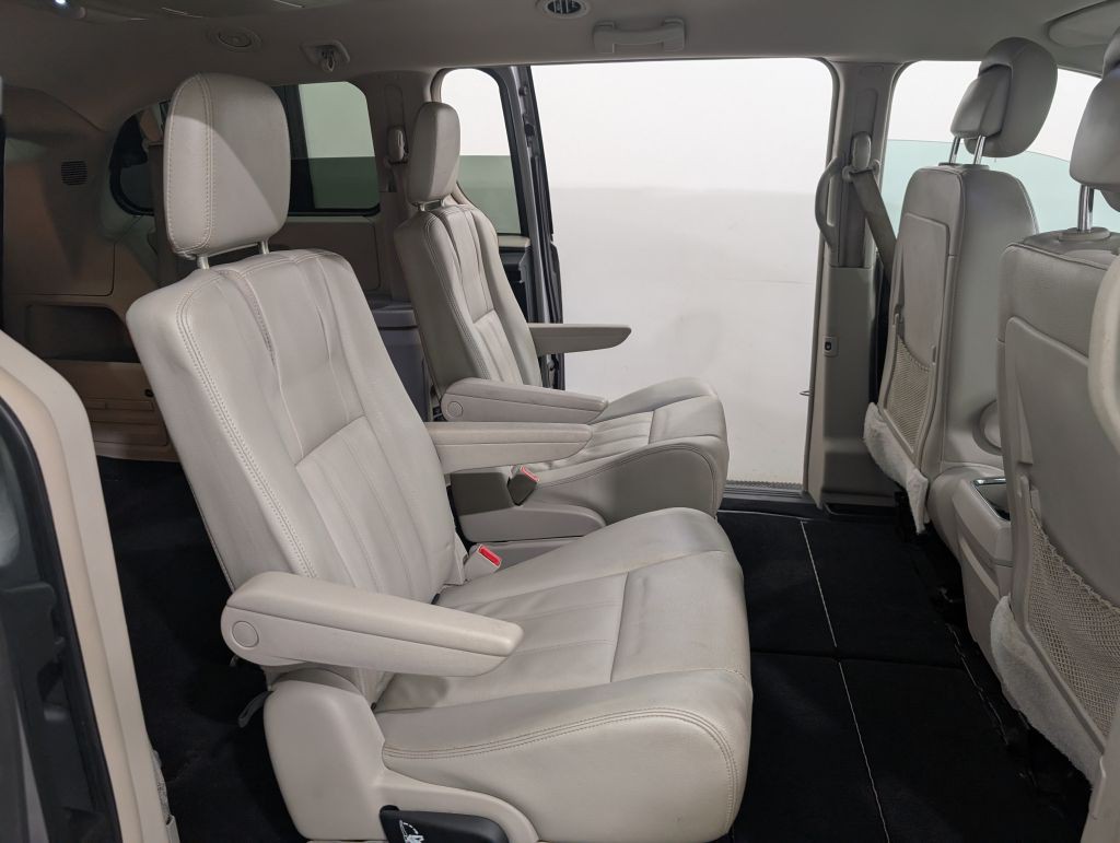 2013 Chrysler Town & Country Image 24
