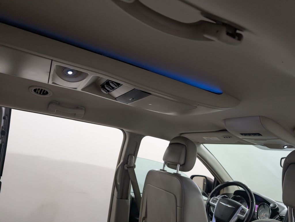 2013 Chrysler Town & Country Image 25