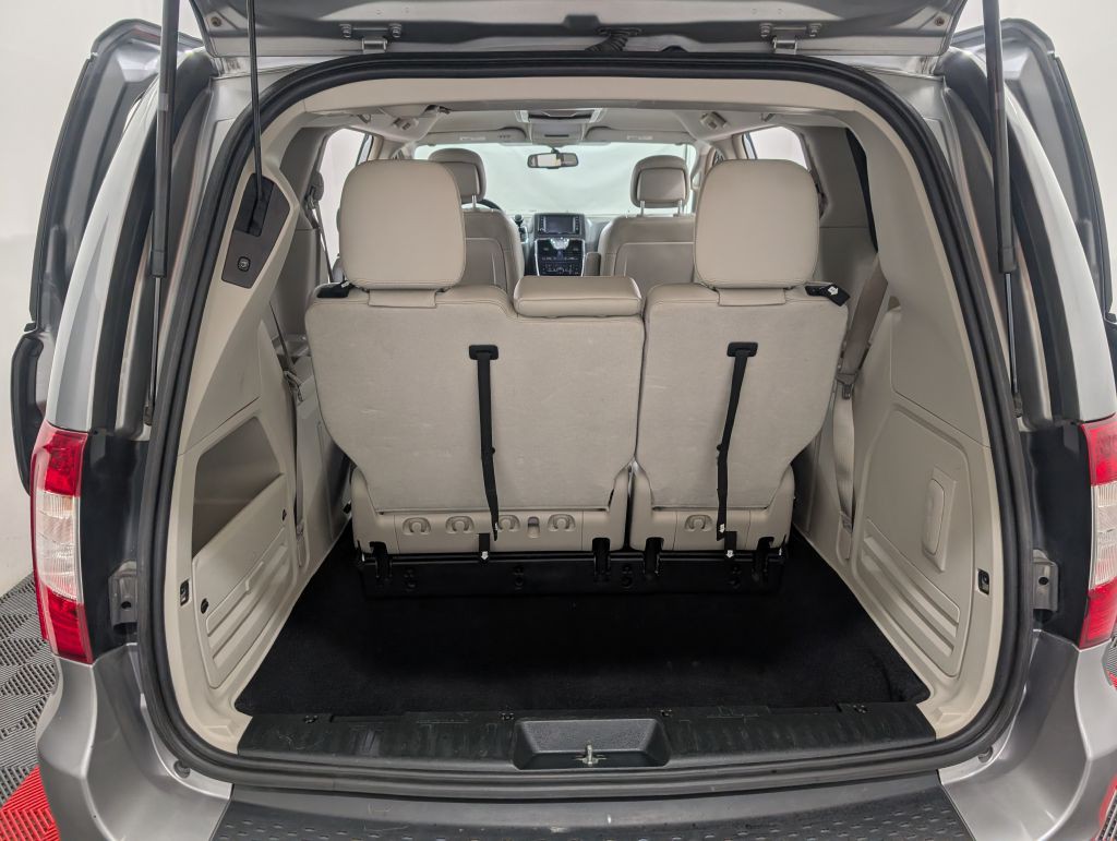 2013 Chrysler Town & Country Image 28