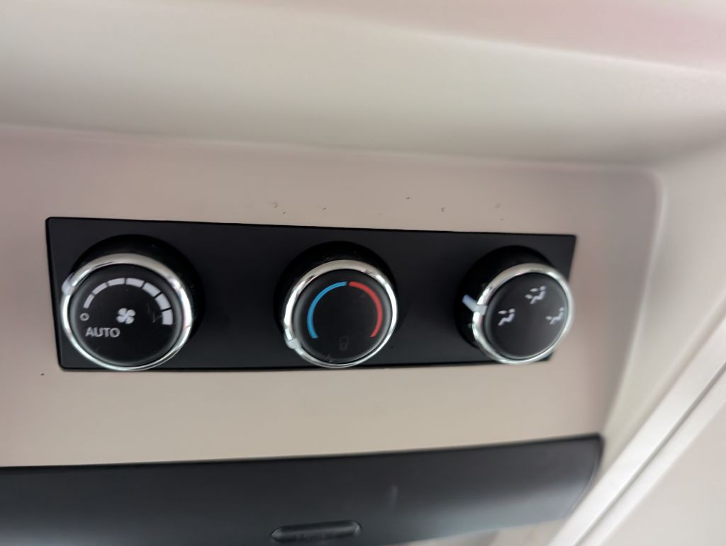 2013 Chrysler Town & Country Image 35