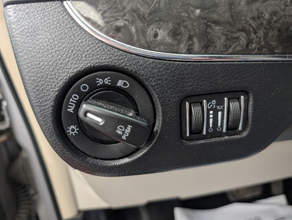 2013 Chrysler Town & Country Image 38