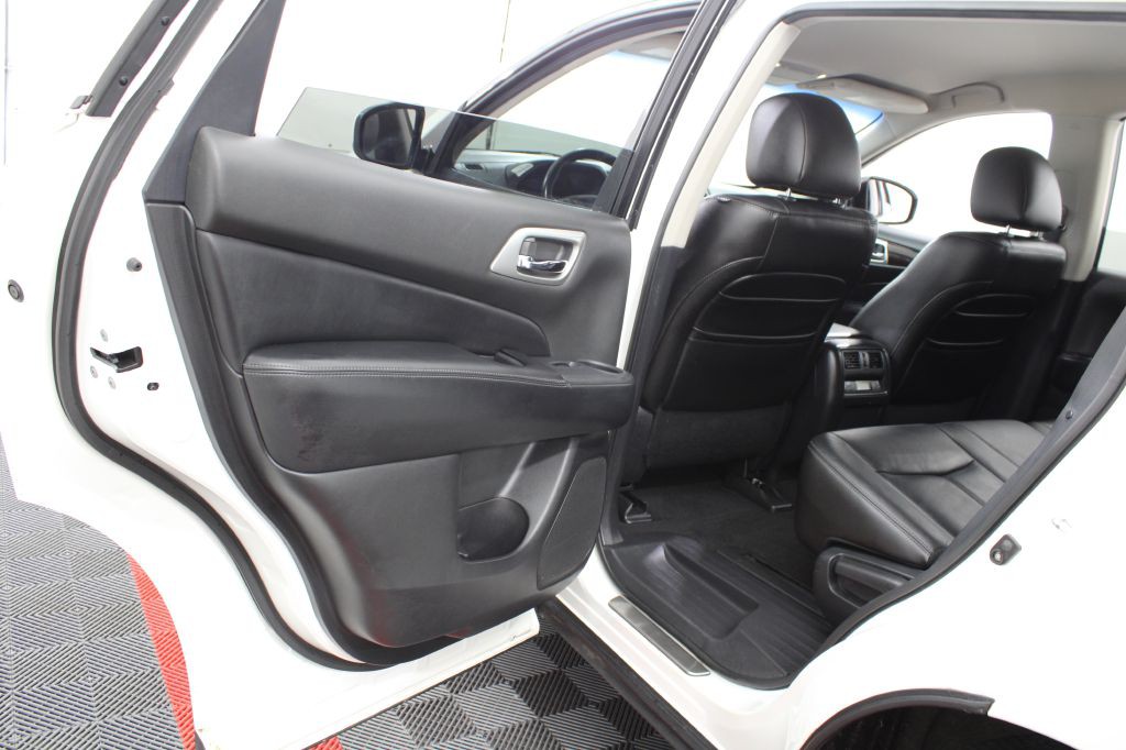 2013 Nissan Pathfinder Image 16