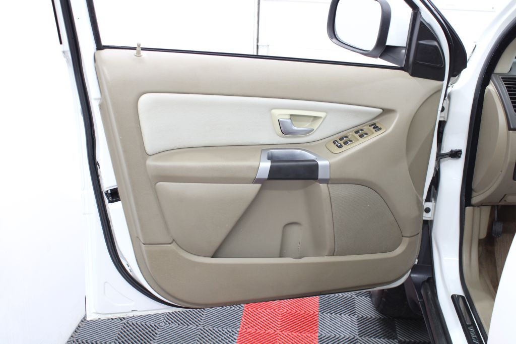 2010 Volvo XC90 Image 11