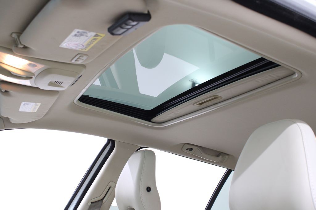 2010 Volvo XC90 Image 28