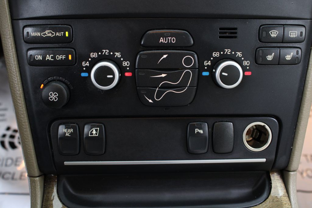 2010 Volvo XC90 Image 32