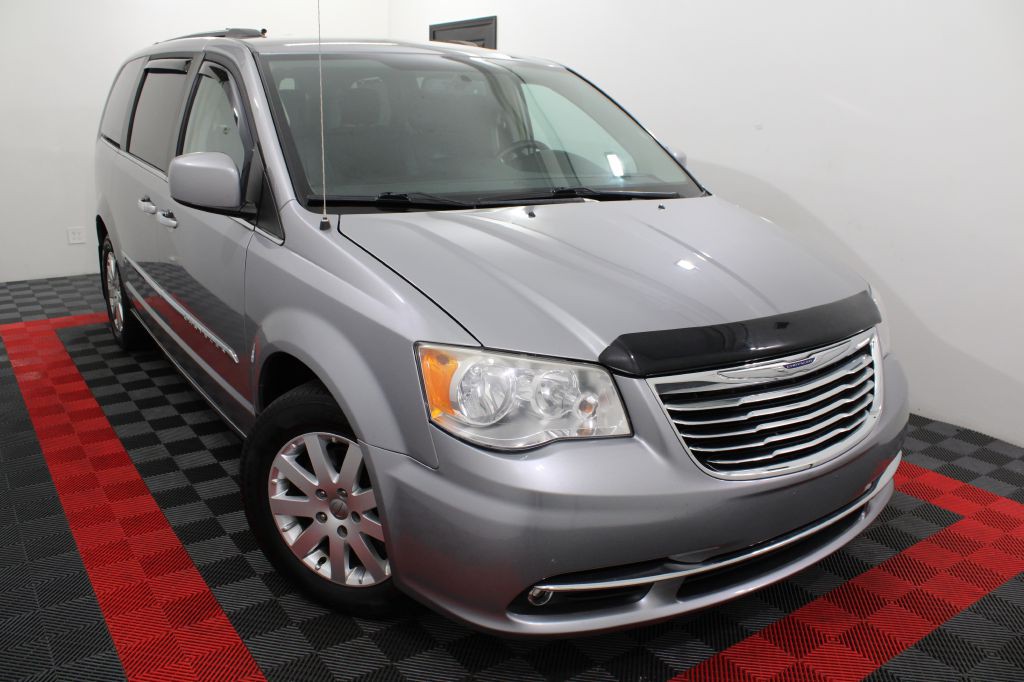 2016 Chrysler Town & Country Image 1