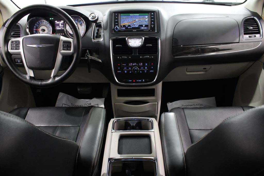2016 Chrysler Town & Country Image 2