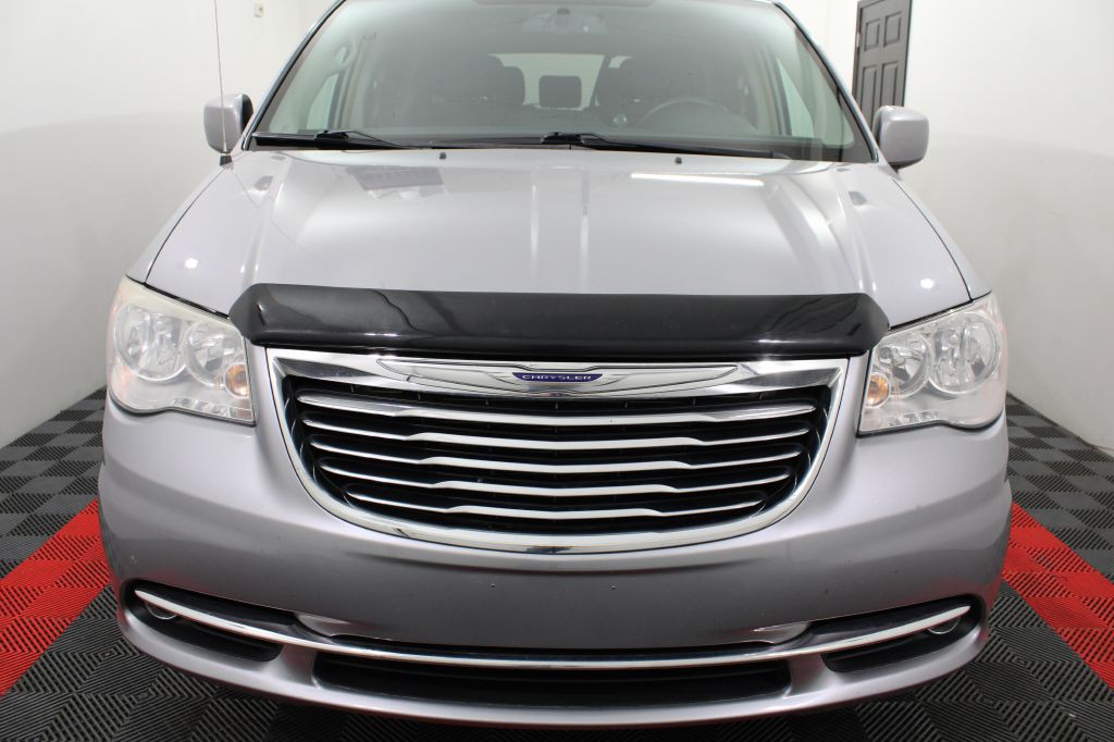2016 Chrysler Town & Country Image 3