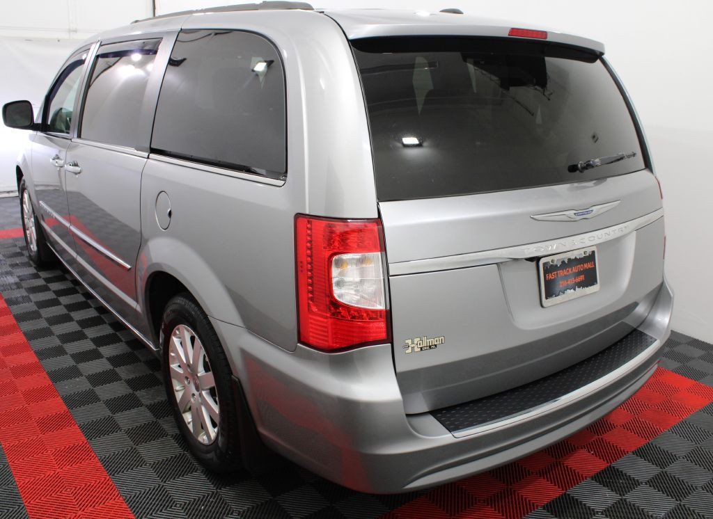 2016 Chrysler Town & Country Image 5
