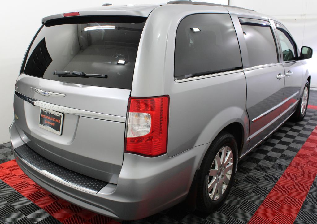 2016 Chrysler Town & Country Image 6