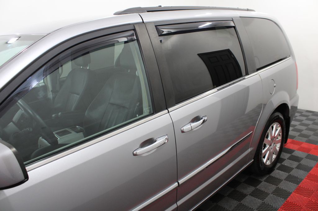 2016 Chrysler Town & Country Image 8
