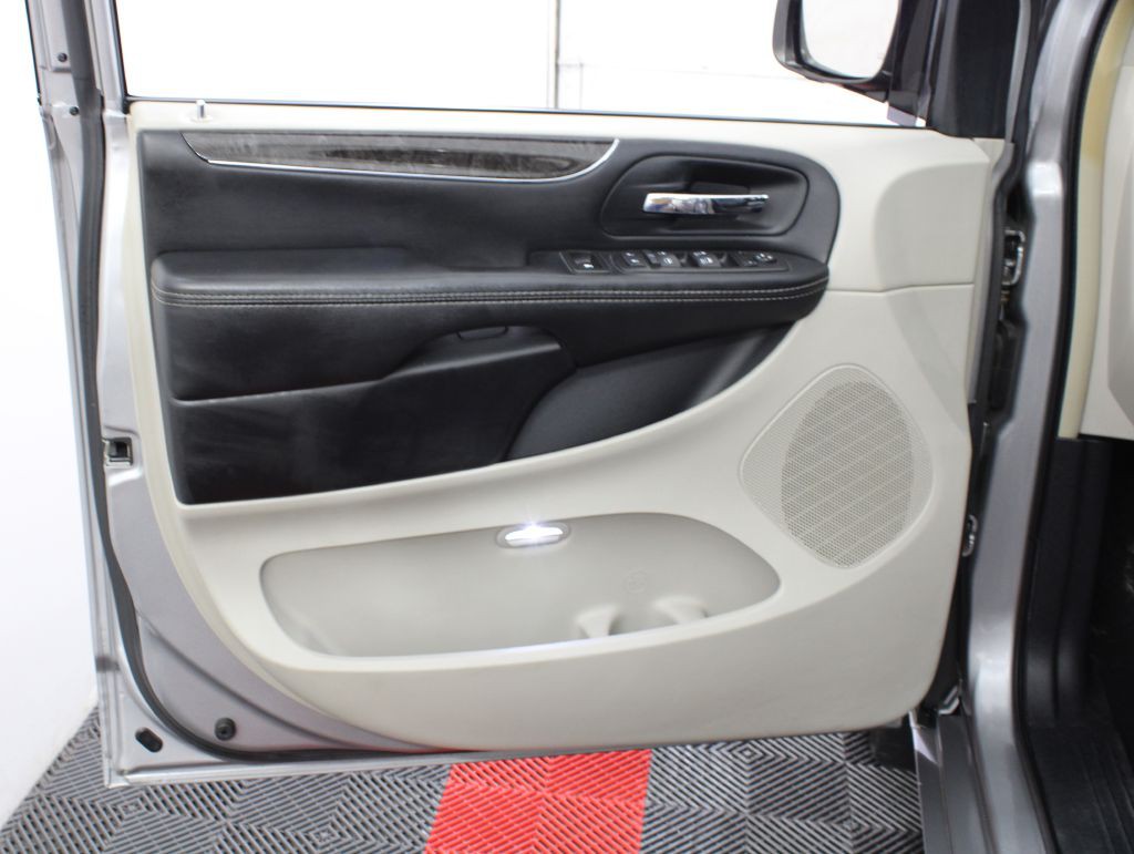 2016 Chrysler Town & Country Image 12