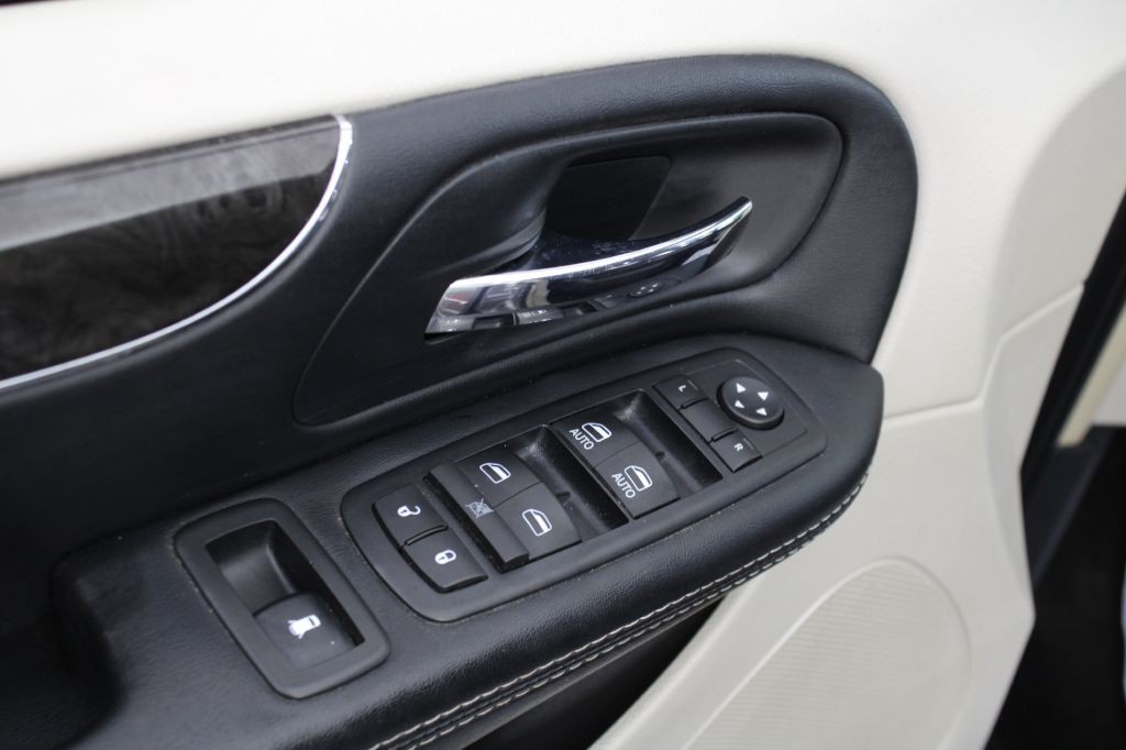 2016 Chrysler Town & Country Image 13