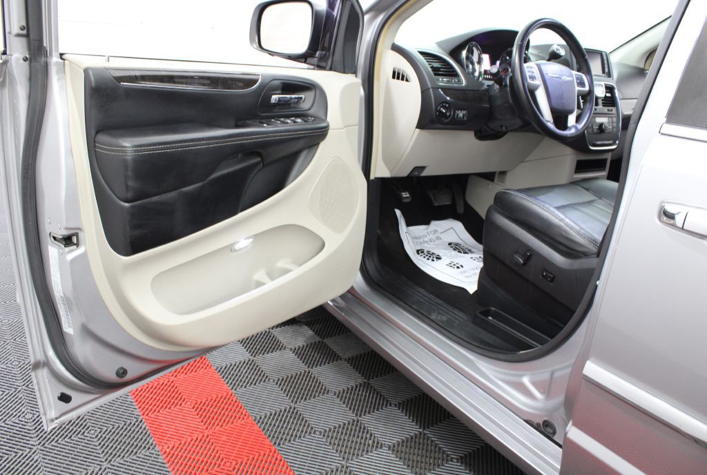 2016 Chrysler Town & Country Image 14