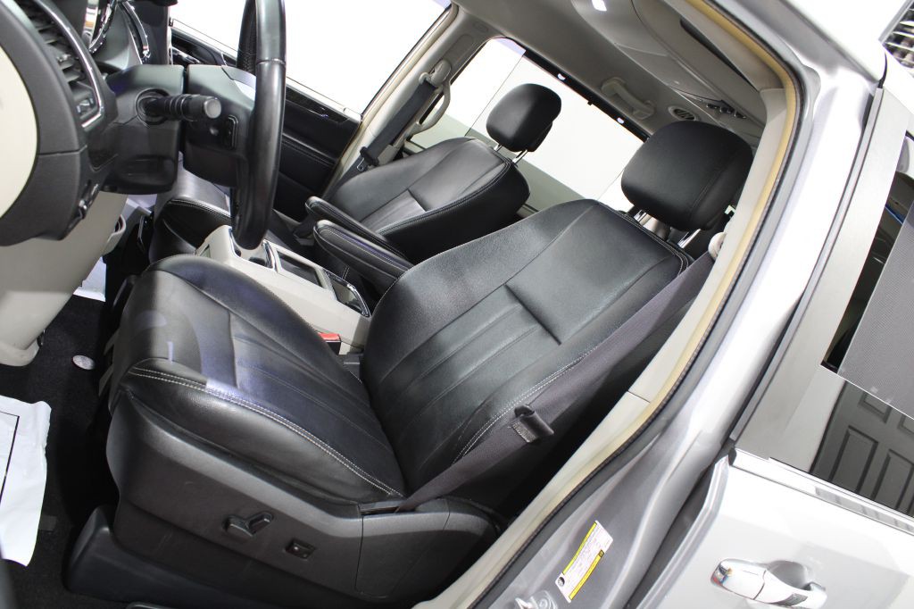2016 Chrysler Town & Country Image 15